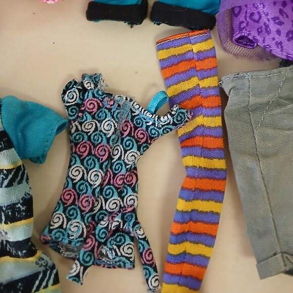Assorted Monster High clothing and accessories - Picture 8 of 14